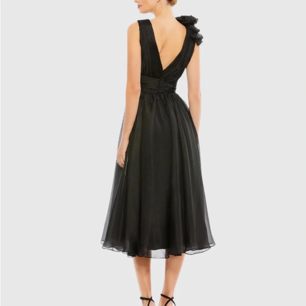 Mac Duggal Elegant Black Ruffled Midi Dress - Picture 2 of 4